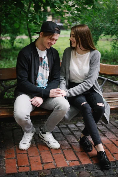 Romantiska par på bänk — Stockfoto
