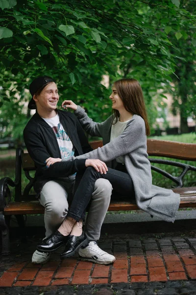 Young couple fooling around on the bench — Stock Photo, Image