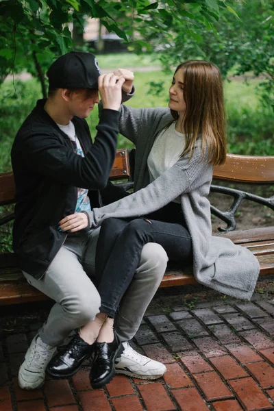 Jovem casal brincando no banco — Fotografia de Stock