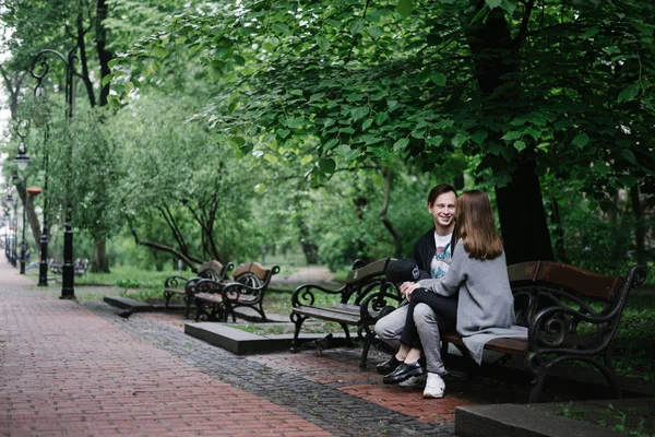 Romantic couple on bench — Stock Photo, Image