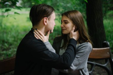 Genç çift bankta oturmak