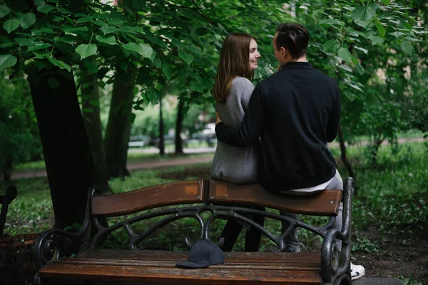คู่รักนั่งบนมุมมองม้านั่งจากด้านหลัง — ภาพถ่ายสต็อก