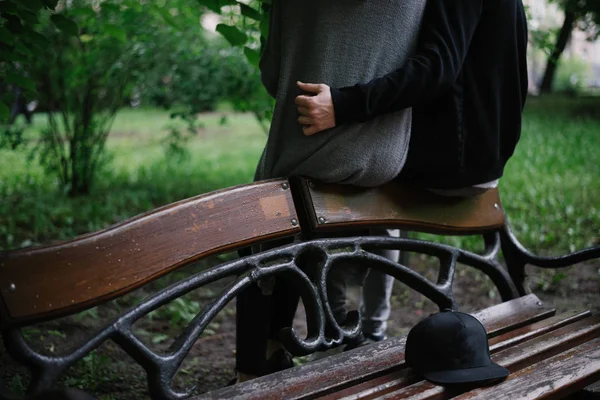 後ろからベンチ ビューに座って公園内 cuople huging — ストック写真