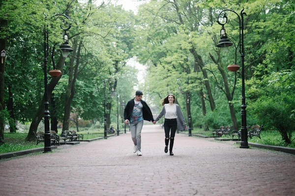 素敵な cople を実行していると公園で遊び — ストック写真