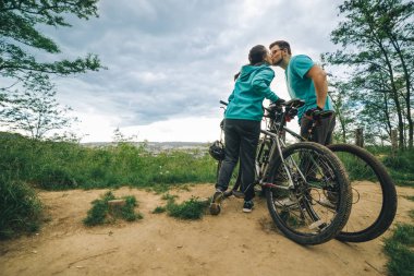 Bisiklet ile çift cliff üzerinde durmak