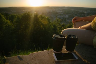 kadın kahve fincan ile tepeye oturur