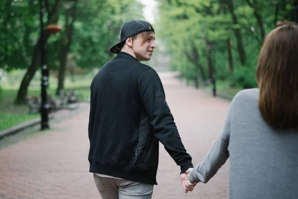 Adorável cople correndo e jogar no parque — Fotografia de Stock