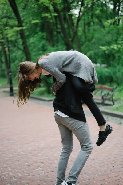 Pareja llenando alrededor, trenzado en el parque — Foto de Stock