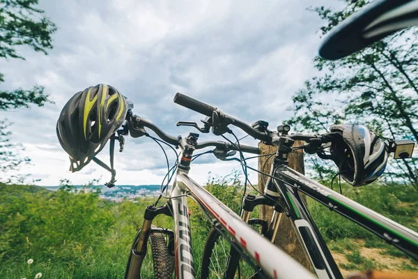 Two mountain bikes stands on trail — Stock Photo, Image