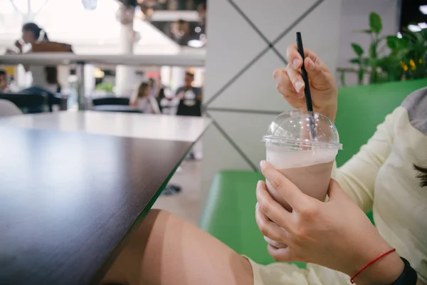 Woman drinking smoothie — Stock Photo, Image