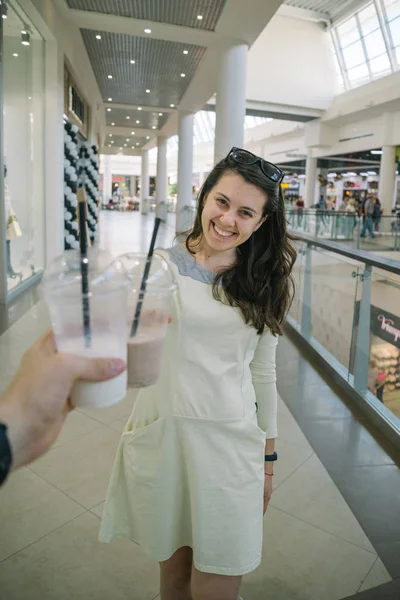 Kobieta pije Smoothie podczas spaceru w centrum handlowym — Zdjęcie stockowe