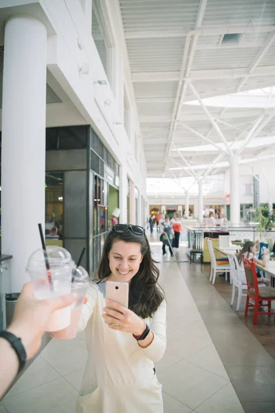 Wanita meminum Smoothie saat berjalan di mall — Stok Foto