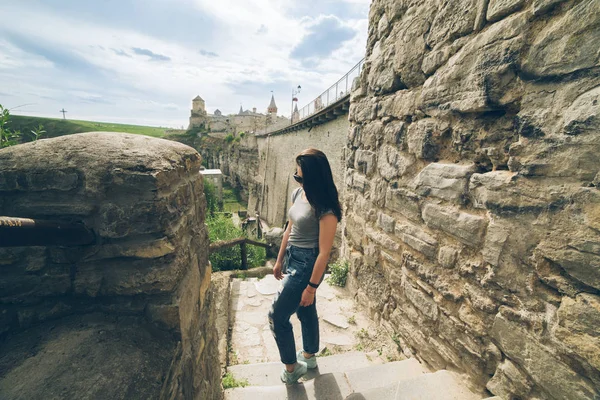 Mulher tarefas imagem em fron do castelo — Fotografia de Stock