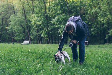 Fransız buldozer Şehir Parkı içinde bir adam demir