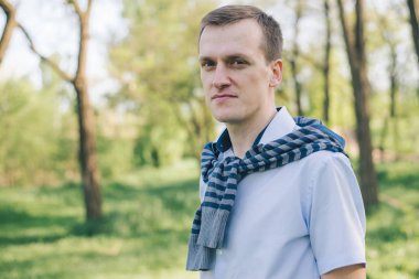 parkta genç şık adam portresi