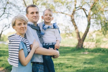 aile birbirine anlamına gelir ve bir yönde görünüyor