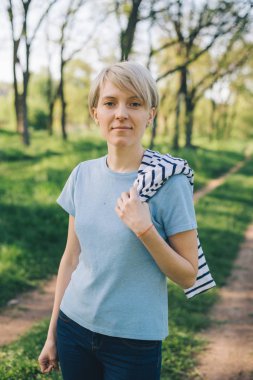 kısa yol gülümseyen güzel sarışın