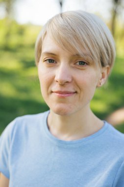 kısa yol gülümseyen güzel sarışın