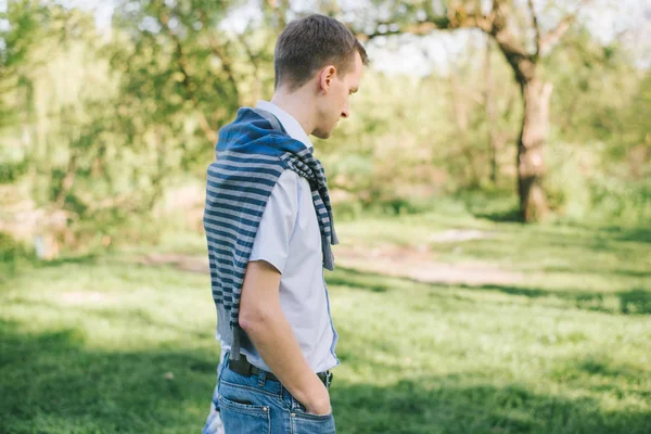 Retrato de hombre joven y elegante en el parque —  Fotos de Stock