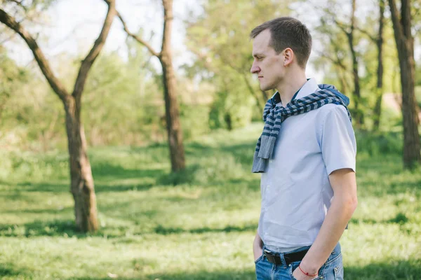 Porträt eines jungen, stilvollen Mannes im Park — Stockfoto