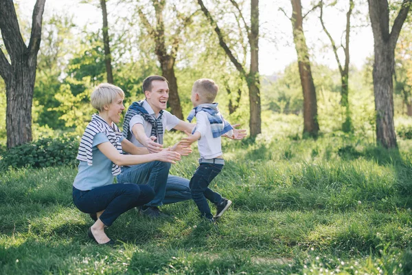 Niño corre a padre y madre —  Fotos de Stock