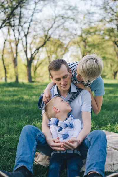 Feliz familia amorosa. Madre, padre y su hijo en el parque —  Fotos de Stock