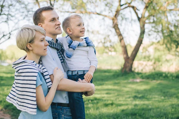 Family stands togather and looks in one direction — Stock Photo, Image