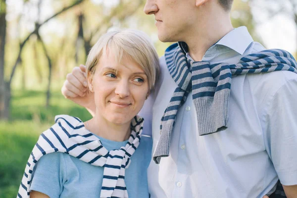 Sorrindo casal no amor ao ar livre — Fotografia de Stock