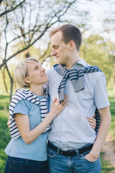 Pasangan tersenyum dalam cinta di luar ruangan — Stok Foto