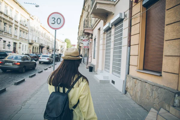 Stylish woman walks on old city street — Stock Photo, Image
