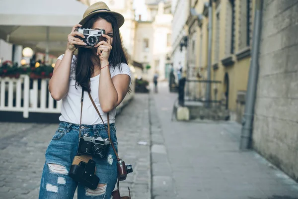 Genç güzel kadın fotoğrafçı retro kamera ile eski şehir sokak yürüyüş — Stok fotoğraf