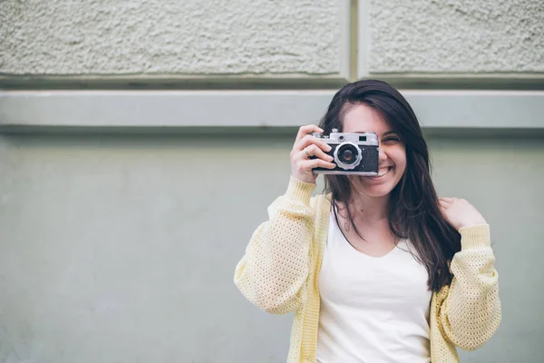 Young pretty woman taking picture with old camera — Stock Photo, Image