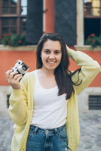 Jonge mooie vrouw nemen foto met oude camera — Stockfoto