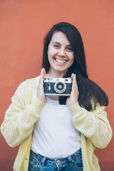 Young pretty woman taking picture with old camera — Stock Photo, Image