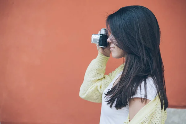 Young pretty woman taking picture with old camera — Stock Photo, Image