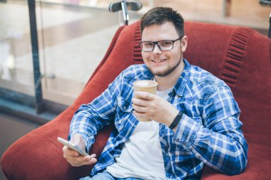 caffe sandalyede oturan adam