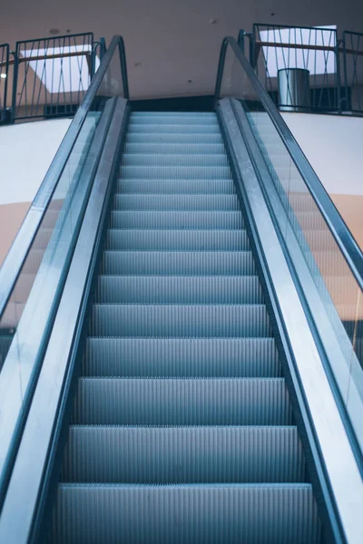 Escalera mecánica en el centro comercial —  Fotos de Stock