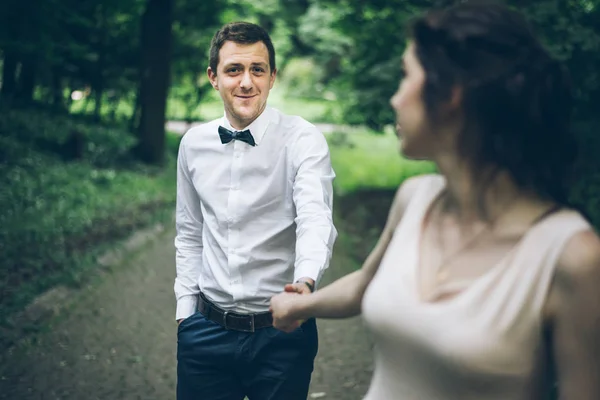 Чоловік і жінка ходять в парку в елегантній сукні — стокове фото