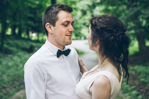 Чоловік і жінка ходять в парку в елегантній сукні — стокове фото
