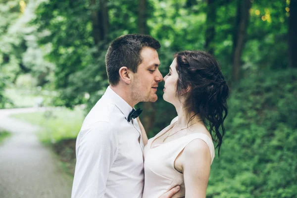 Pareja besarse en parque —  Fotos de Stock