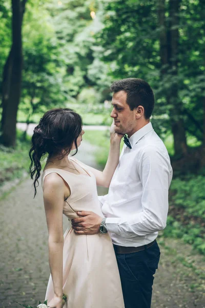 Pareja besarse en parque —  Fotos de Stock