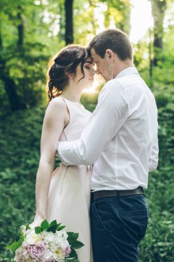 Çift birbirlerine parkta öpücük