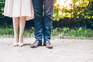 parkta bacak çiftler