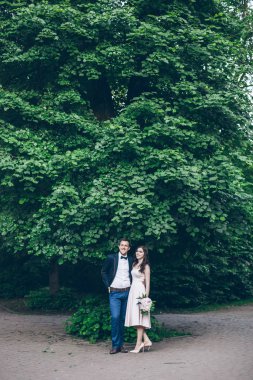 Adam ve kadın parkta yürüyorlar.