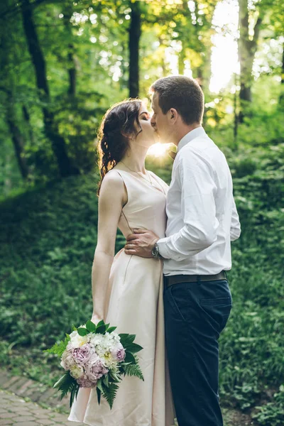 Pareja besarse en parque —  Fotos de Stock