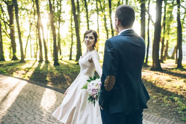 Hombre y mujer caminando en el parque en vestido de elegancia —  Fotos de Stock