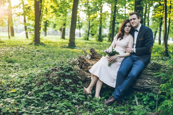 Hermosa pareja se sienta en el parque —  Fotos de Stock