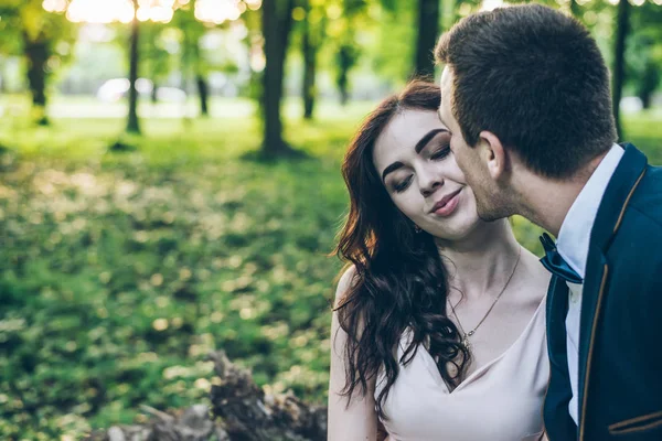 Adorável cople senta-se no parque — Fotografia de Stock