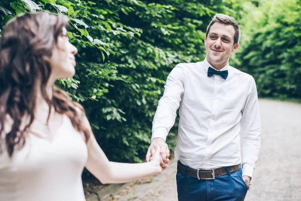 Homem e mulher caminhando no parque em vestido de elegância — Fotografia de Stock