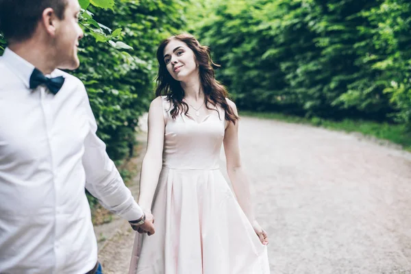 Man och kvinna promenader i parken i elegnance klänning — Stockfoto